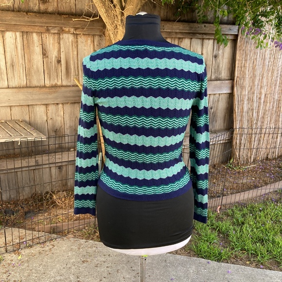 Brilliant Navy and Green Cropped Sweater - Picture 4 of 5